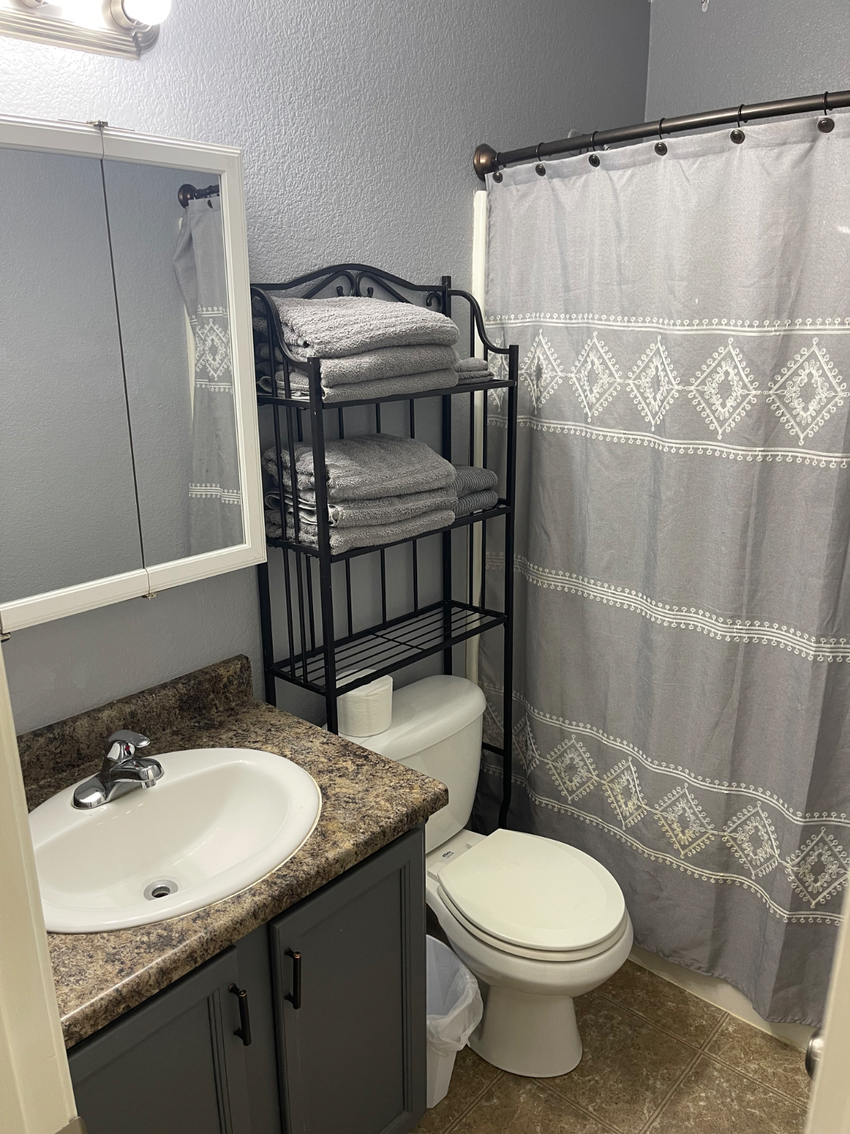Very nice quiet private upstairs bedroom, bathroom, living room - Photo 10