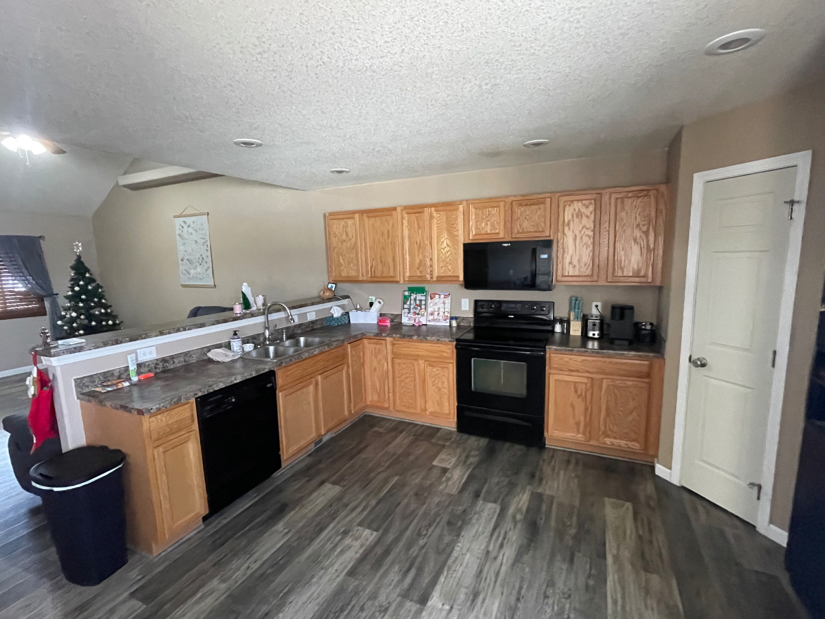 Very nice quiet private upstairs bedroom, bathroom, living room - Photo 11