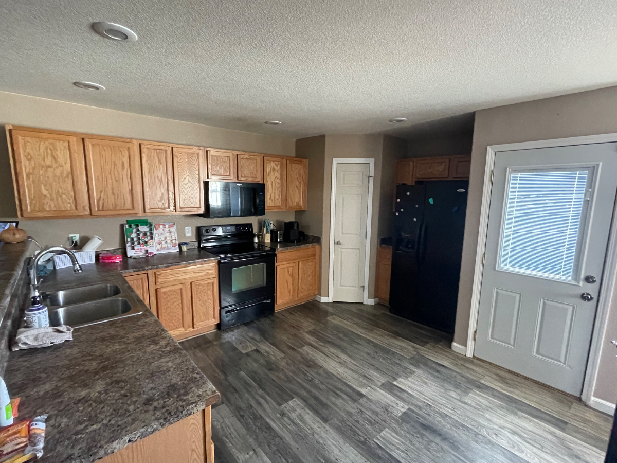 Very nice quiet private upstairs bedroom, bathroom, living room - Photo 12