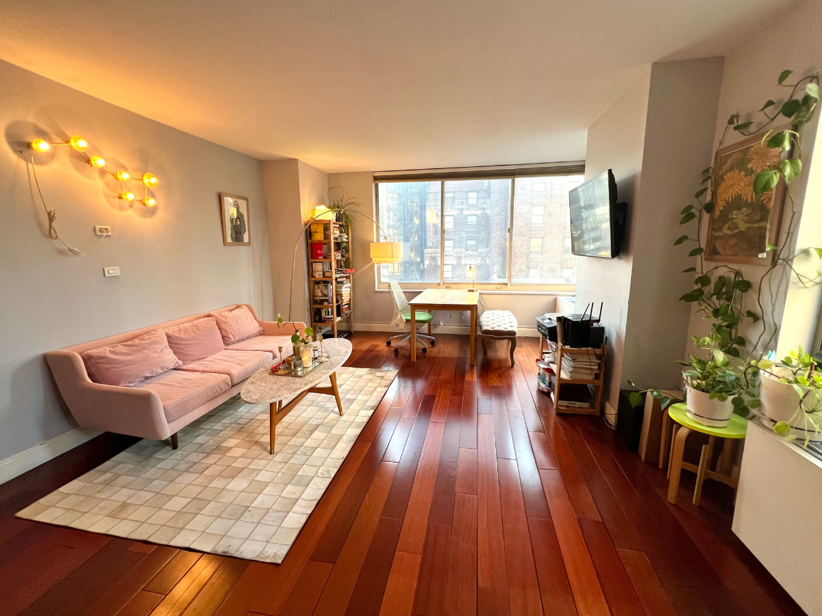Spacious, comfy, sunny 1BR apt in Midtown East Manhattan - Photo 2