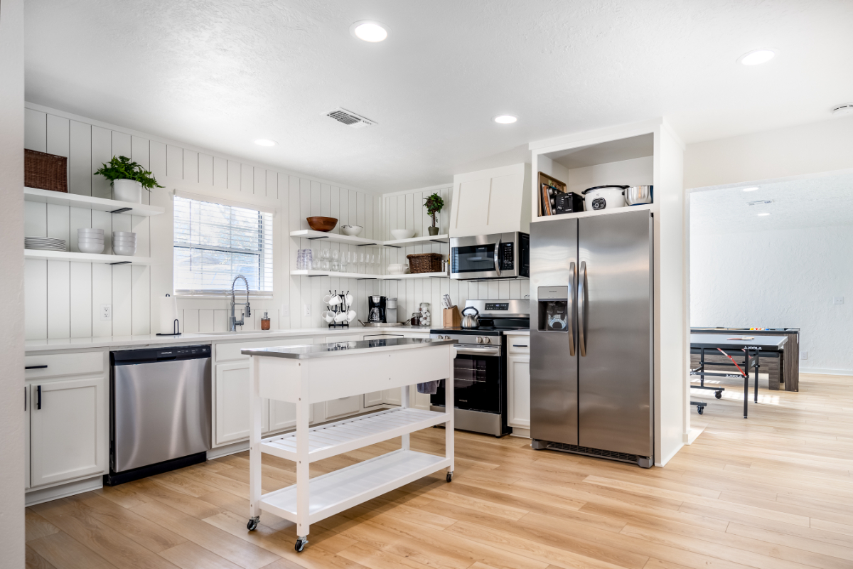 4 bedroom, 2 bath NEWLY REMODELED HOME - Photo 4