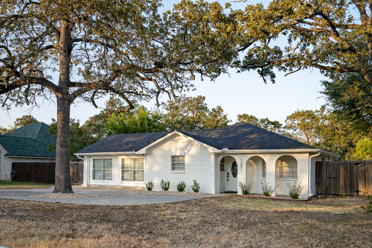4 bedroom, 2 bath NEWLY REMODELED HOME - Photo 1