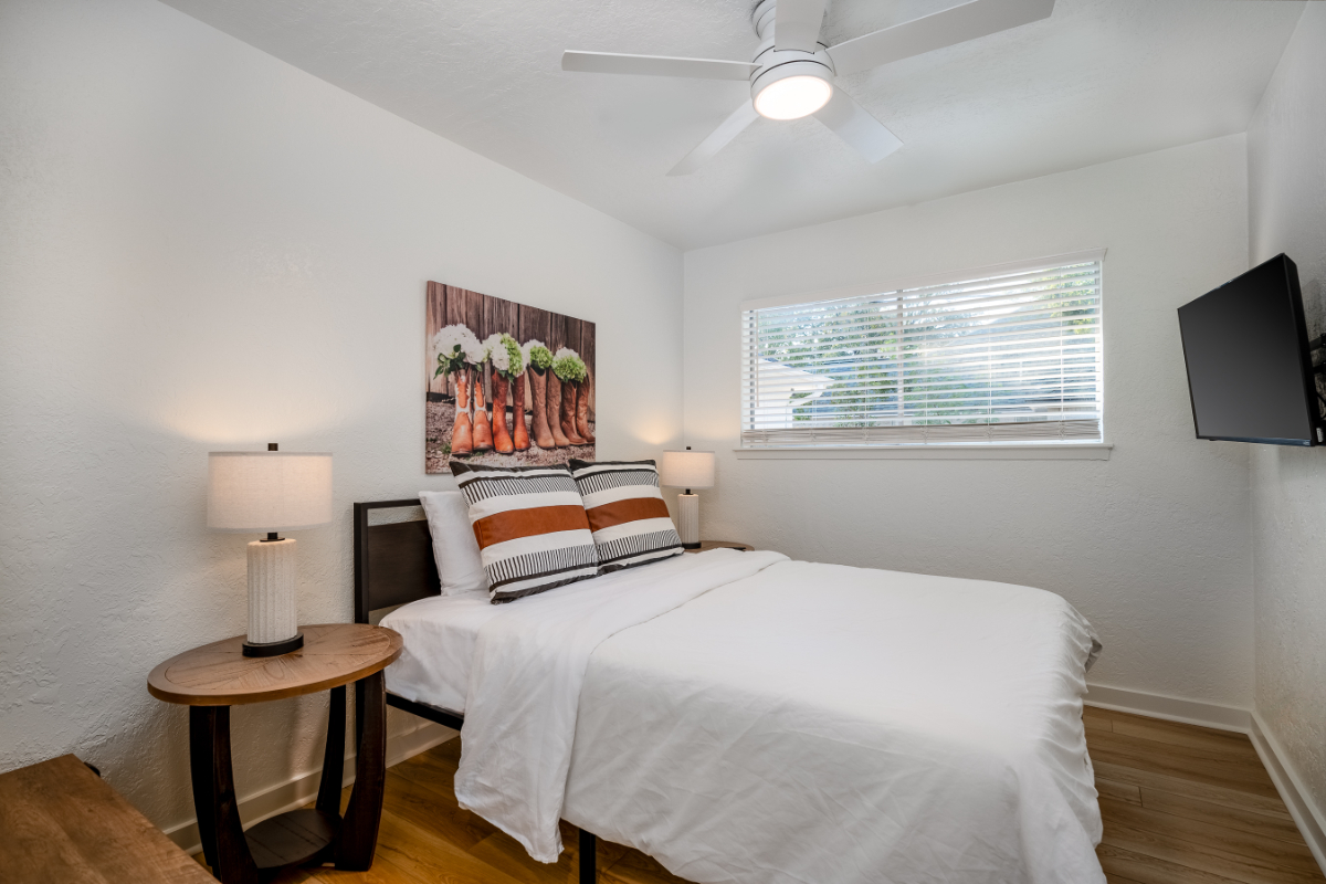 4 bedroom, 2 bath NEWLY REMODELED HOME - Photo 10