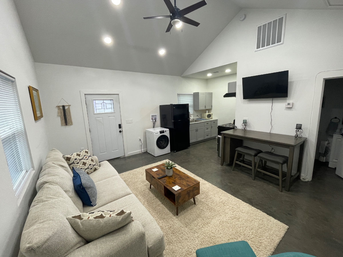 Chic & Comfy Townhome Retreat - Photo 5