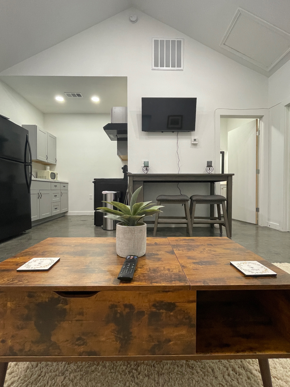 Chic & Comfy Townhome Retreat - Photo 8