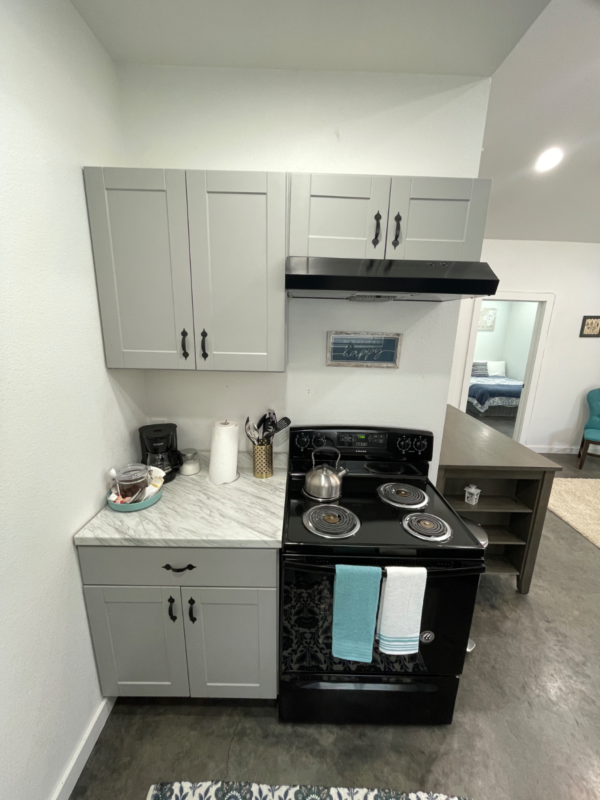 Chic & Comfy Townhome Retreat - Photo 11