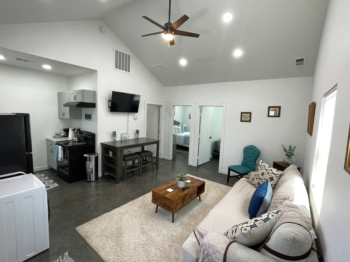 Chic & Comfy Townhome Retreat - Photo 2