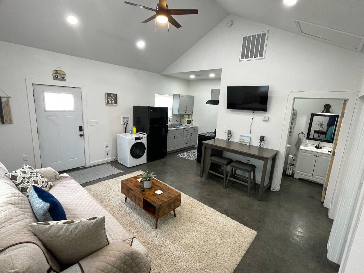 Chic & Comfy Townhome Retreat - Photo 4