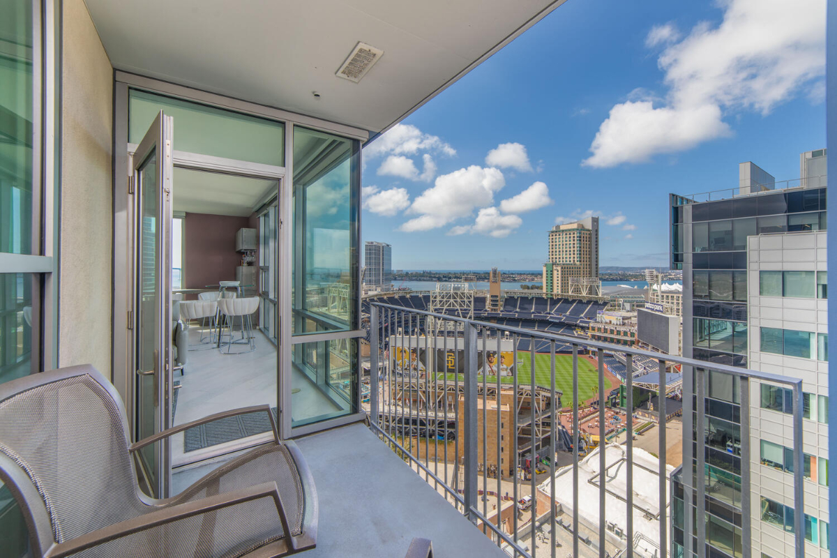 Downtown Luxury Apartment with Million Dollar Views - Photo 6