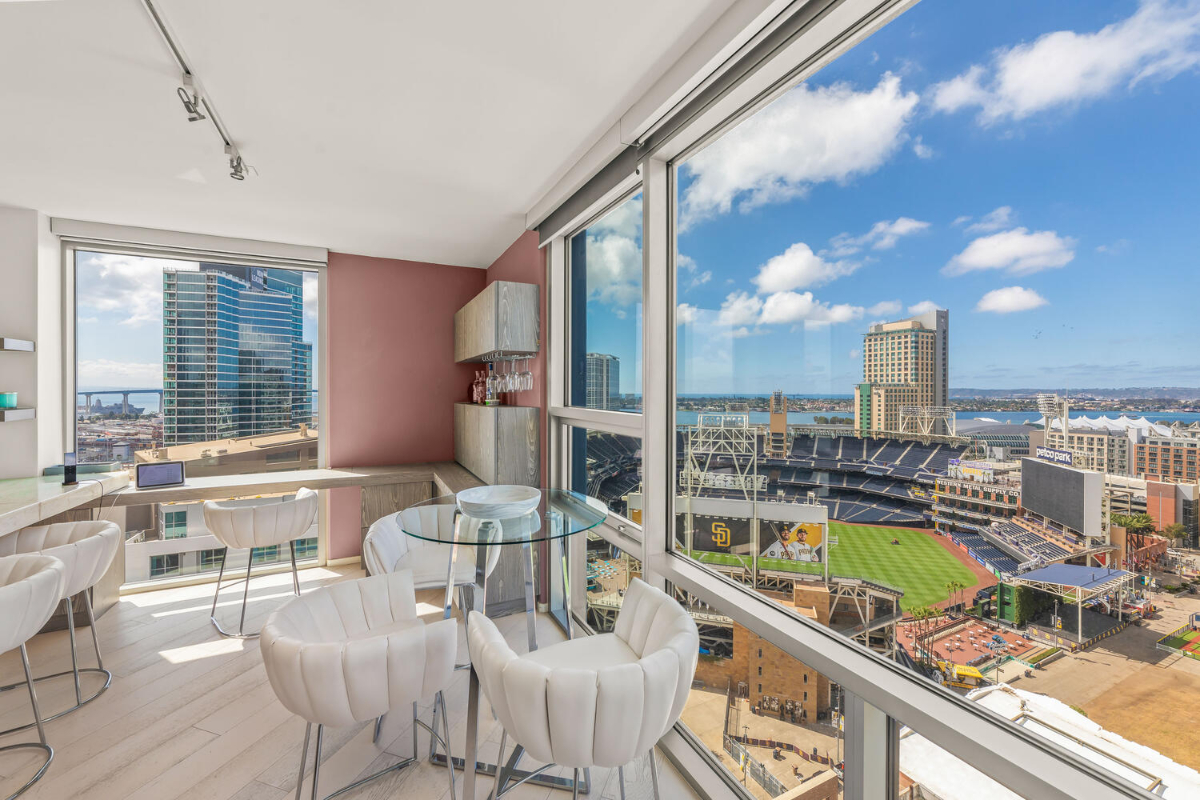 Downtown Luxury Apartment with Million Dollar Views - Photo 3
