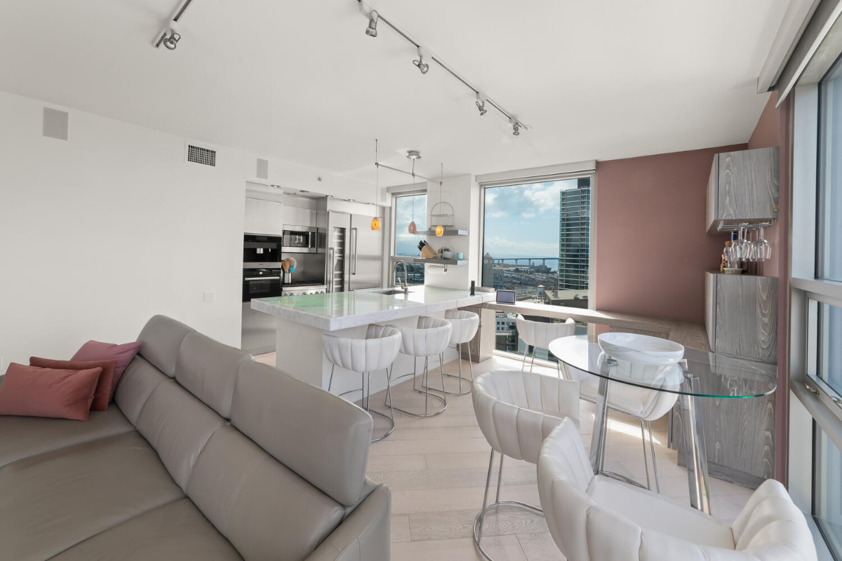 Downtown Luxury Apartment with Million Dollar Views - Photo 4