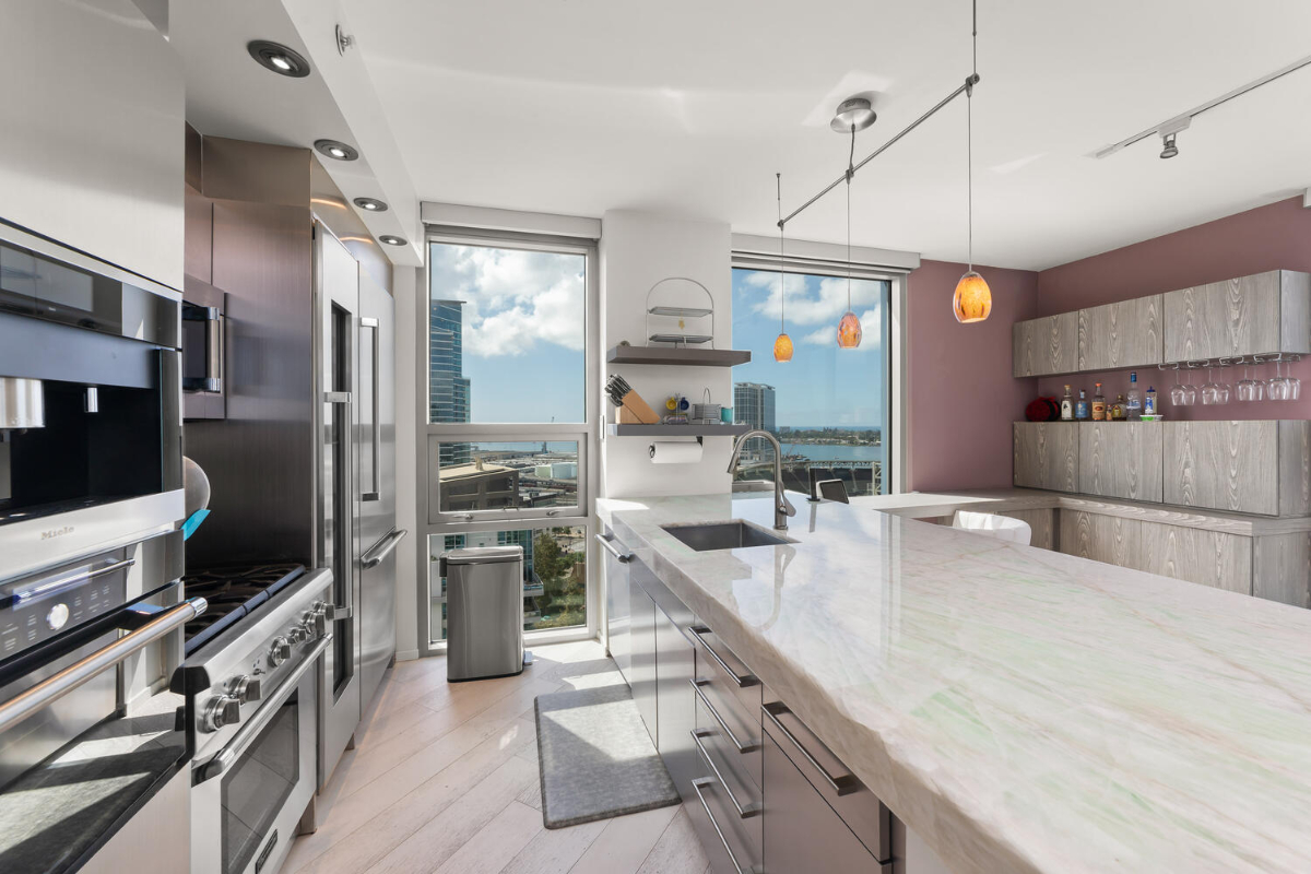 Downtown Luxury Apartment with Million Dollar Views - Photo 5