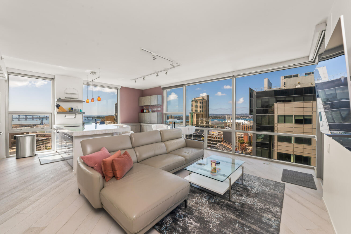 Downtown Luxury Apartment with Million Dollar Views - Photo 2
