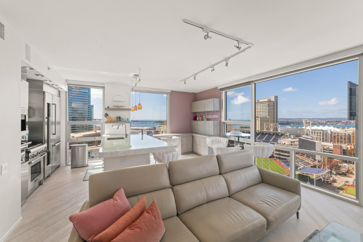 Downtown Luxury Apartment with Million Dollar Views - Photo 1