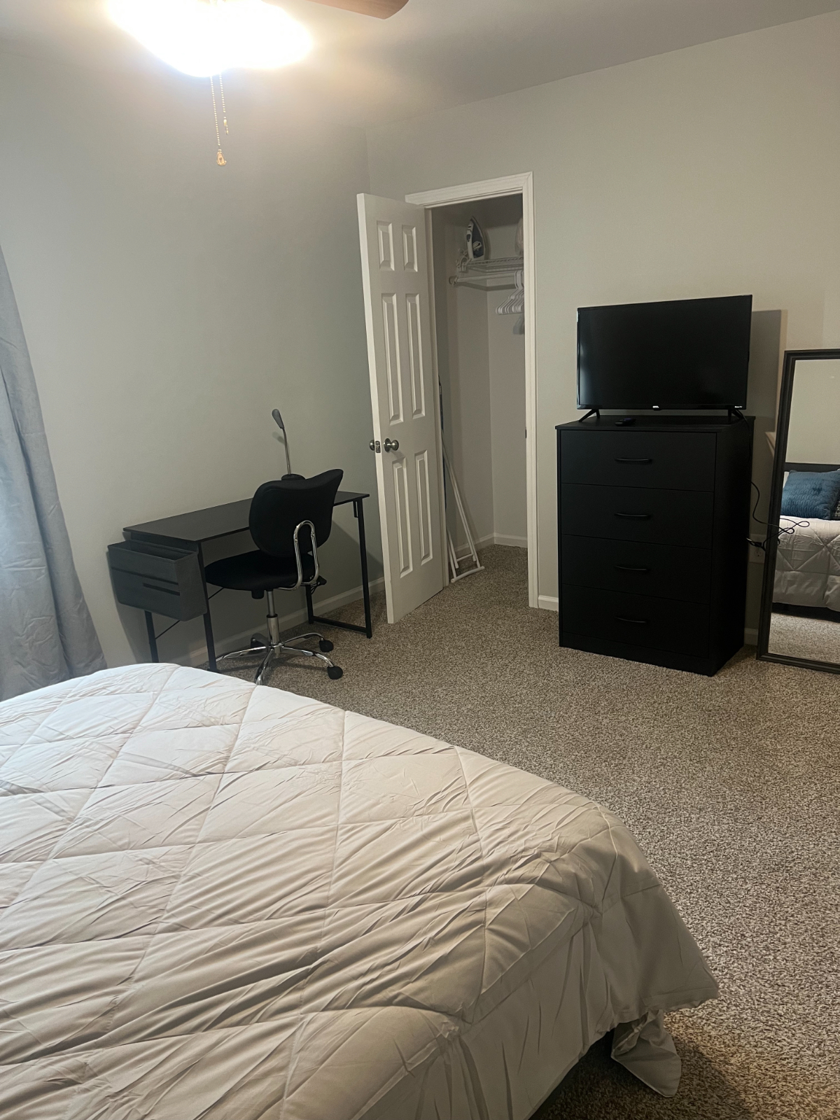 This 2 bed 1.5 Bath unit is your next home away from home. Included parking, laundry, wifi and utili - Photo 8