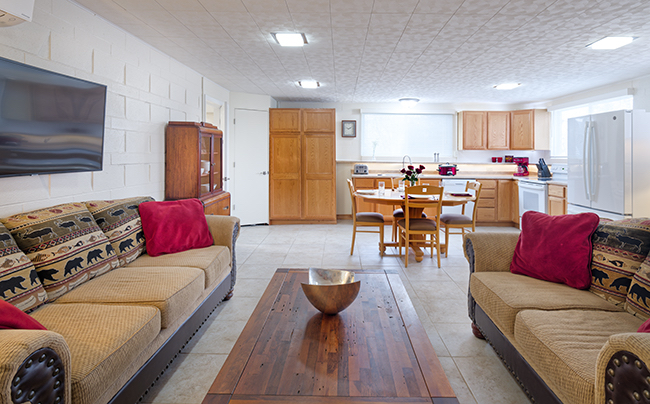 Quiet, Spacious, Residence in Preferred Neighborhood - Photo 2