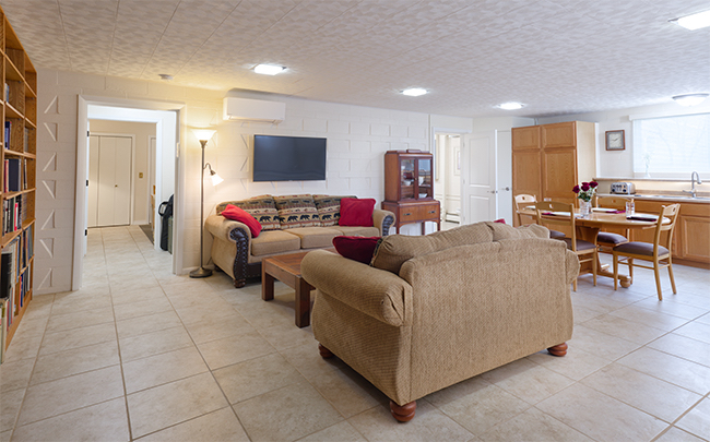 Quiet, Spacious, Residence in Preferred Neighborhood - Photo 4