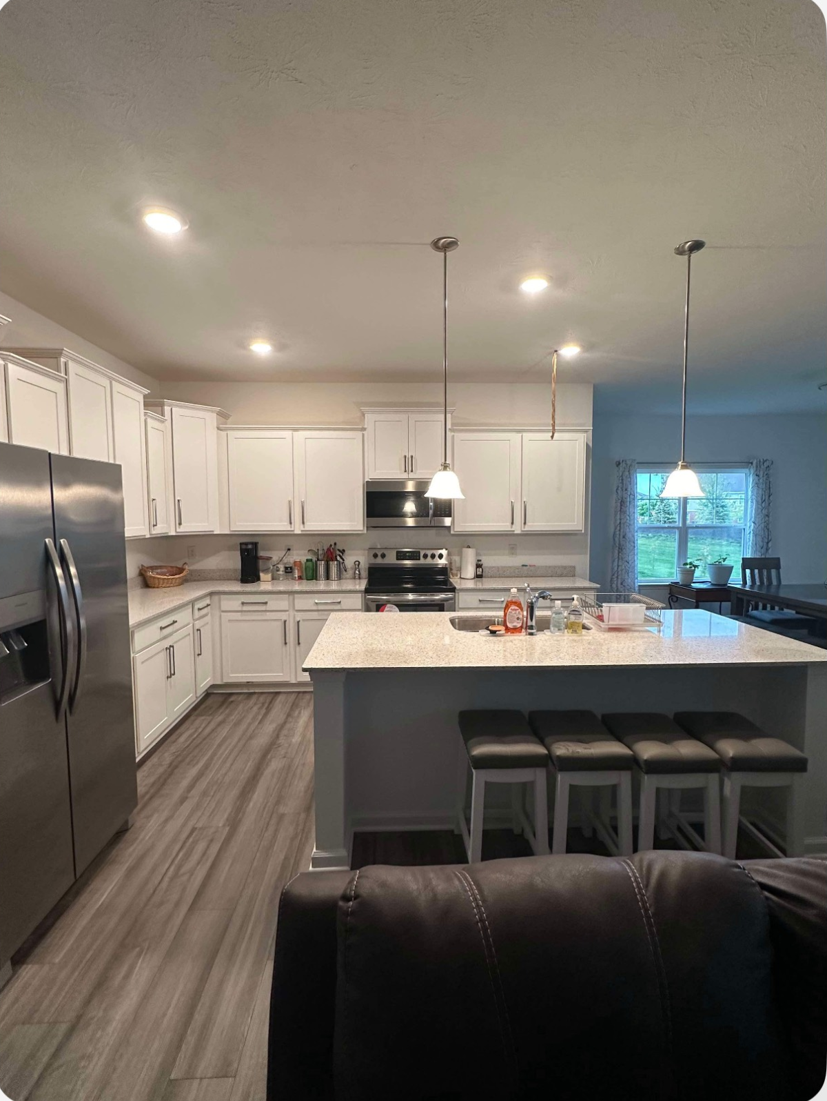 Modern Comfort Awaits - Spacious & Furnished Room with Full Amenities, Ideal Location - Photo 3