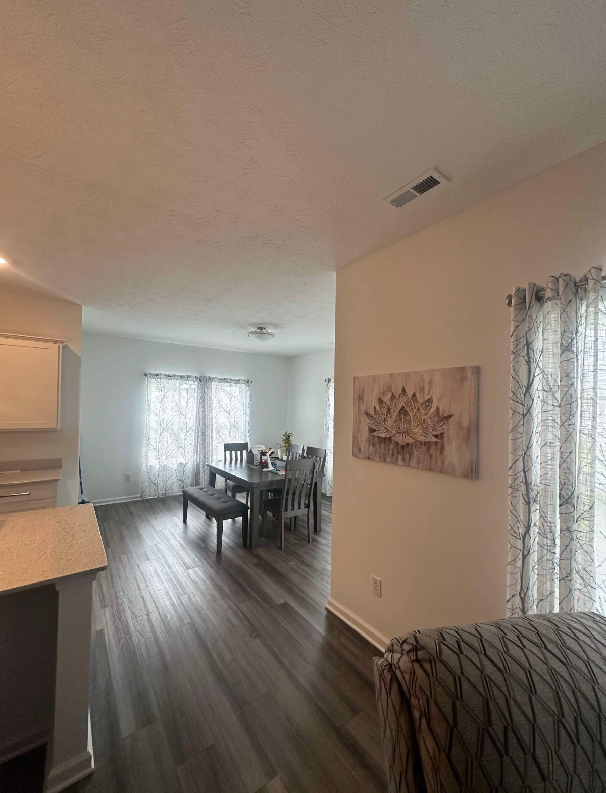 Modern Comfort Awaits - Spacious & Furnished Room with Full Amenities, Ideal Location - Photo 5