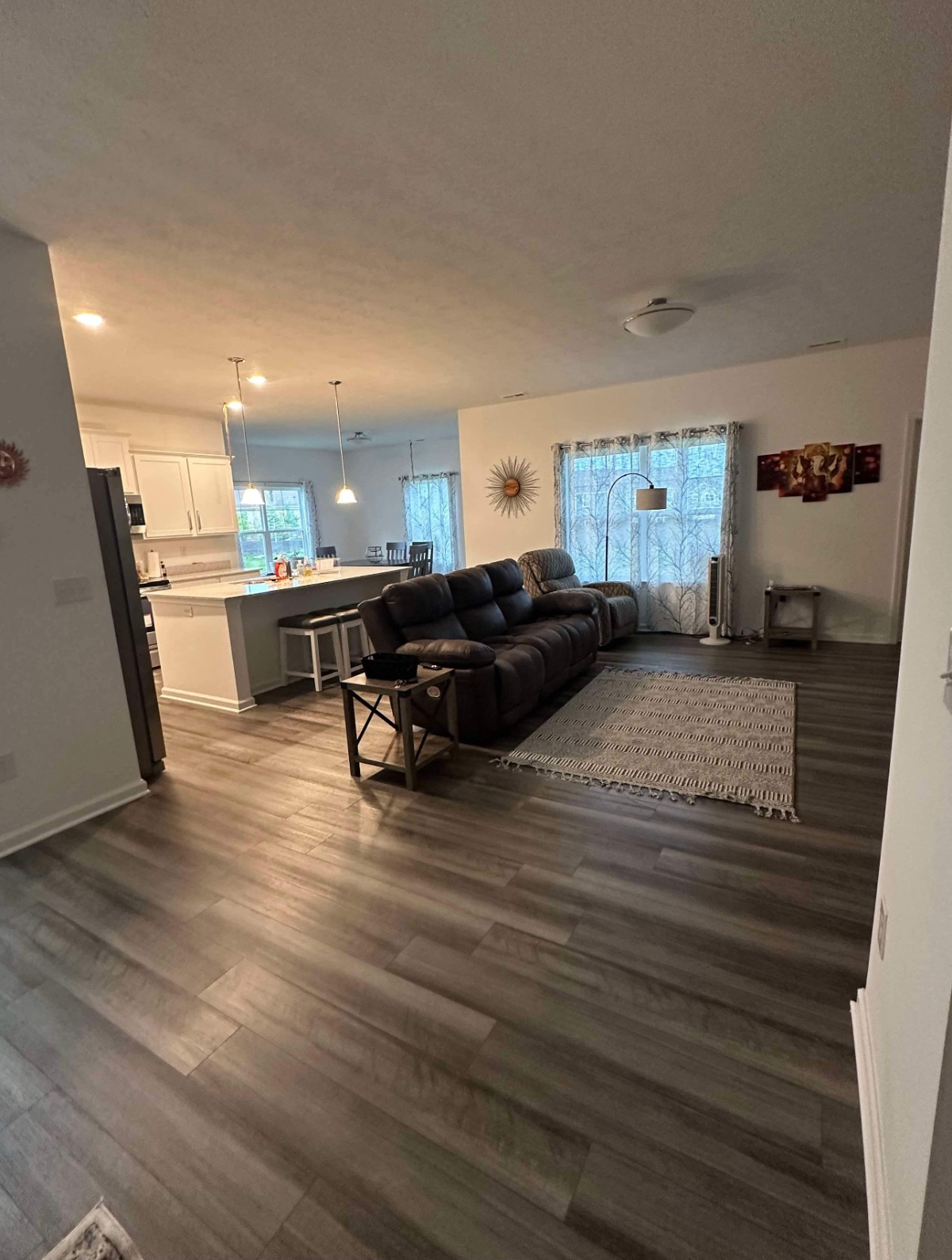Modern Comfort Awaits - Spacious & Furnished Room with Full Amenities, Ideal Location - Photo 2