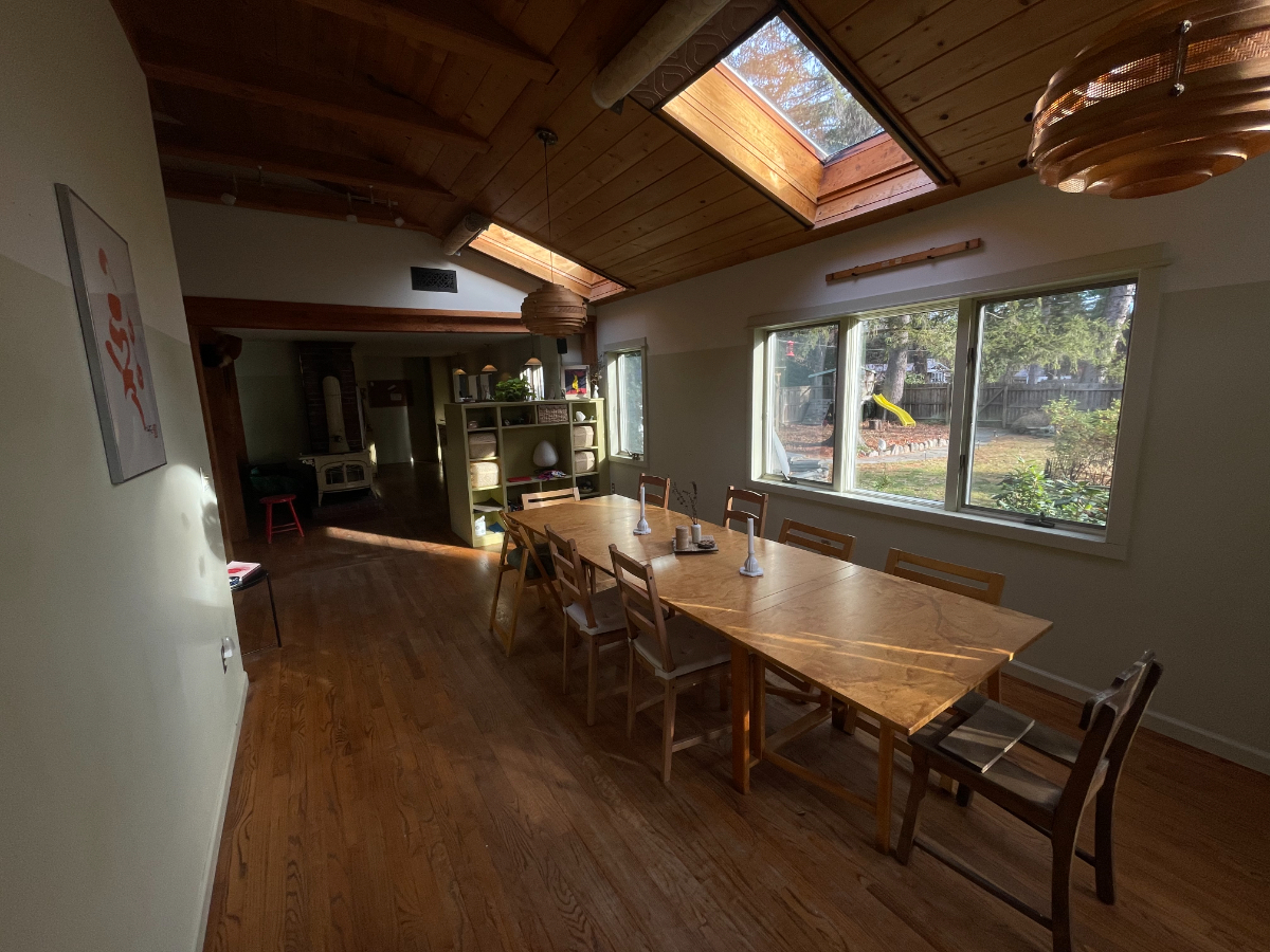 Sun-drenched refuge with hot tub and open space - Photo 3