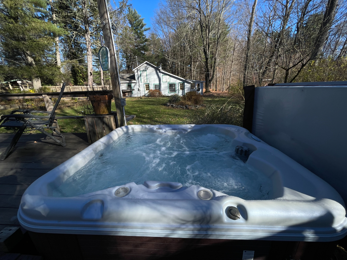 Sun-drenched refuge with hot tub and open space - Photo 9