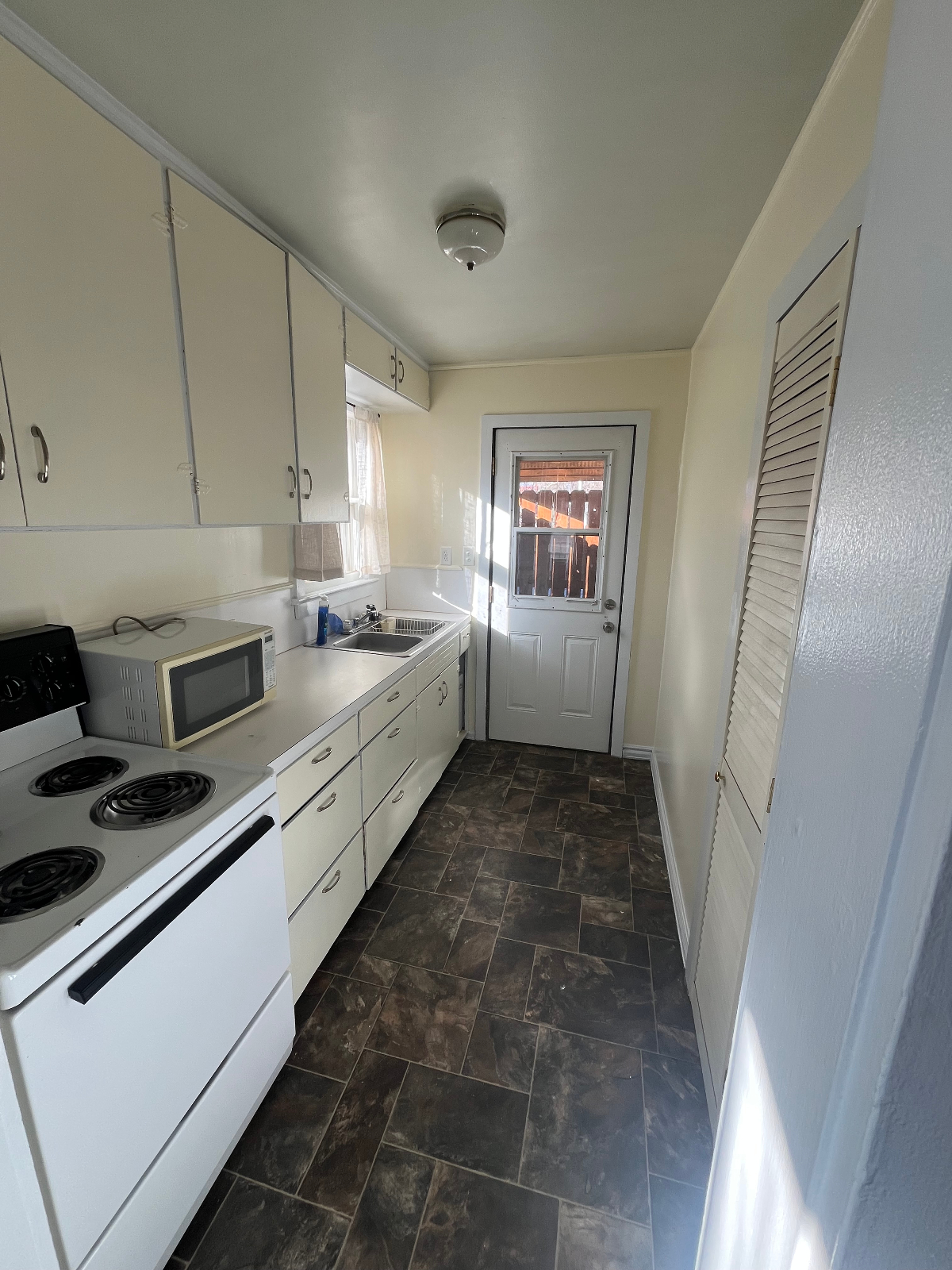 Cozy dog friendly home in Lander - Photo 3
