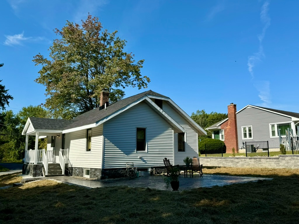 BRAND NEW- LUXURY and LOCATION- Brunswick, NY - Photo 2