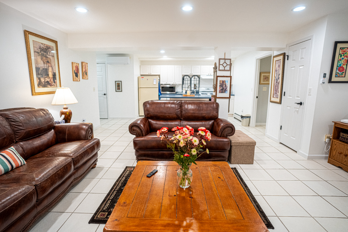Large One Bedroom/One Bath Basement Apartment with Private Entrance - Photo 2