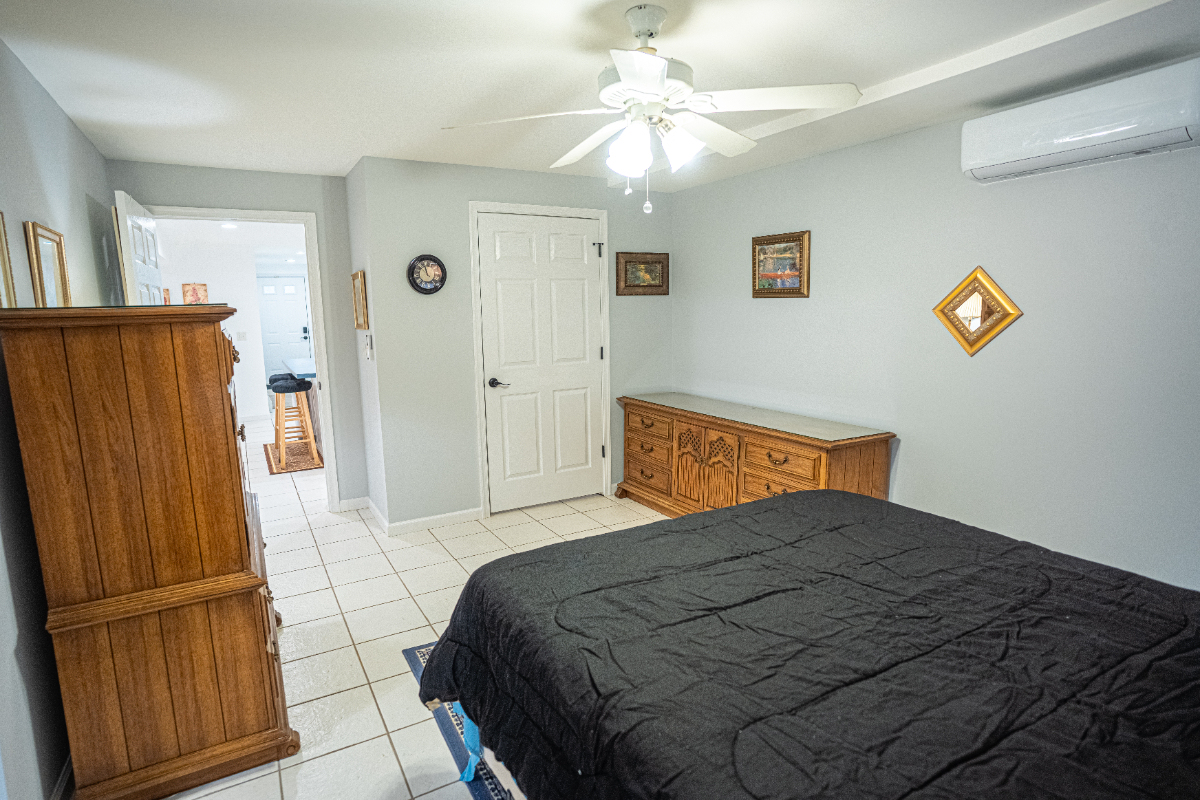 Large One Bedroom/One Bath Basement Apartment with Private Entrance - Photo 10