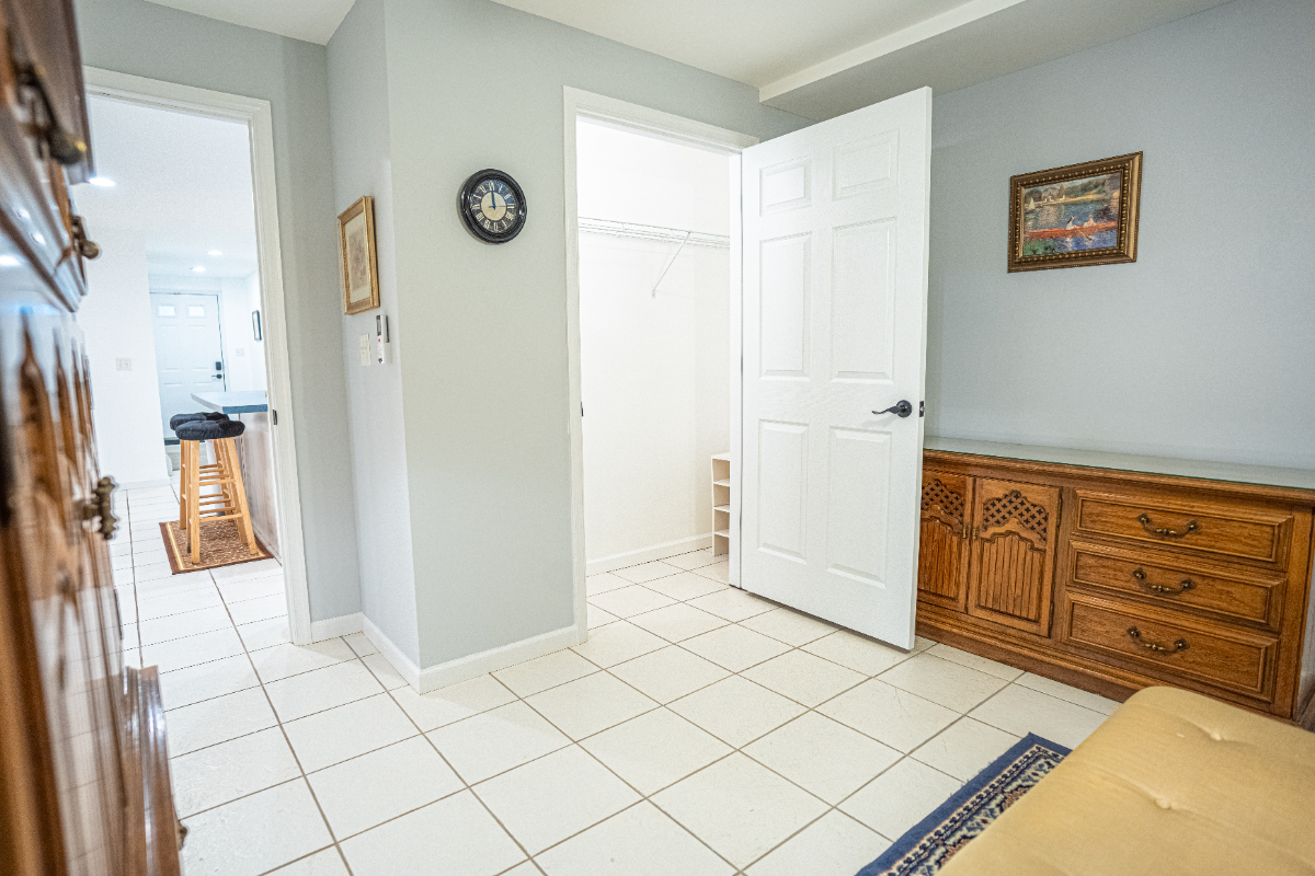 Large One Bedroom/One Bath Basement Apartment with Private Entrance - Photo 11