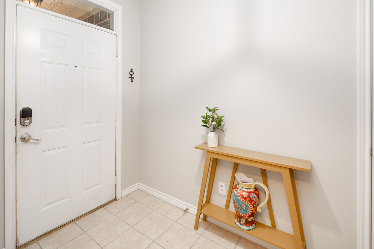 GREAT LOCATION - CLOSE TO EVERYTHING - Photo 2