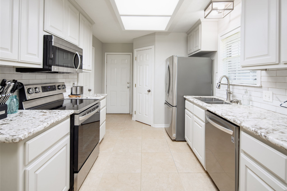 GREAT LOCATION - CLOSE TO EVERYTHING - Photo 8