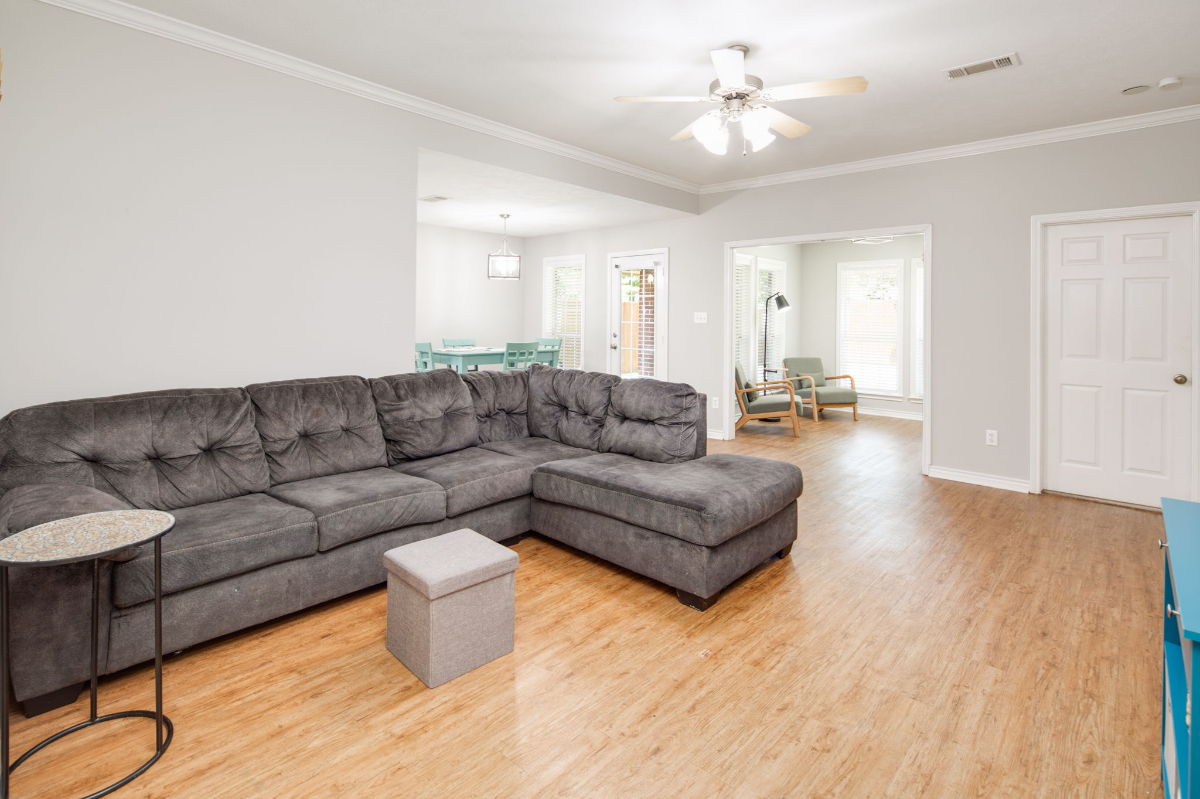 GREAT LOCATION - CLOSE TO EVERYTHING - Photo 4