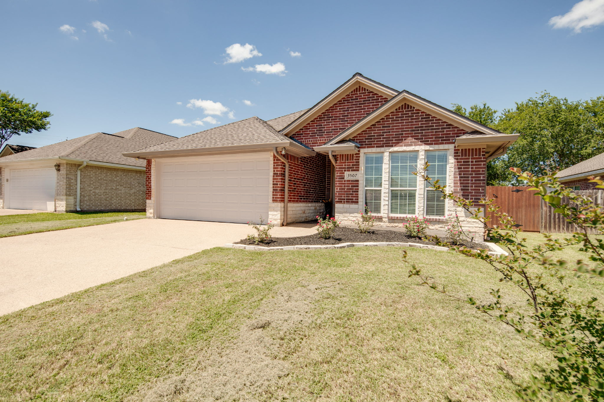 GREAT LOCATION - CLOSE TO EVERYTHING - Photo 1