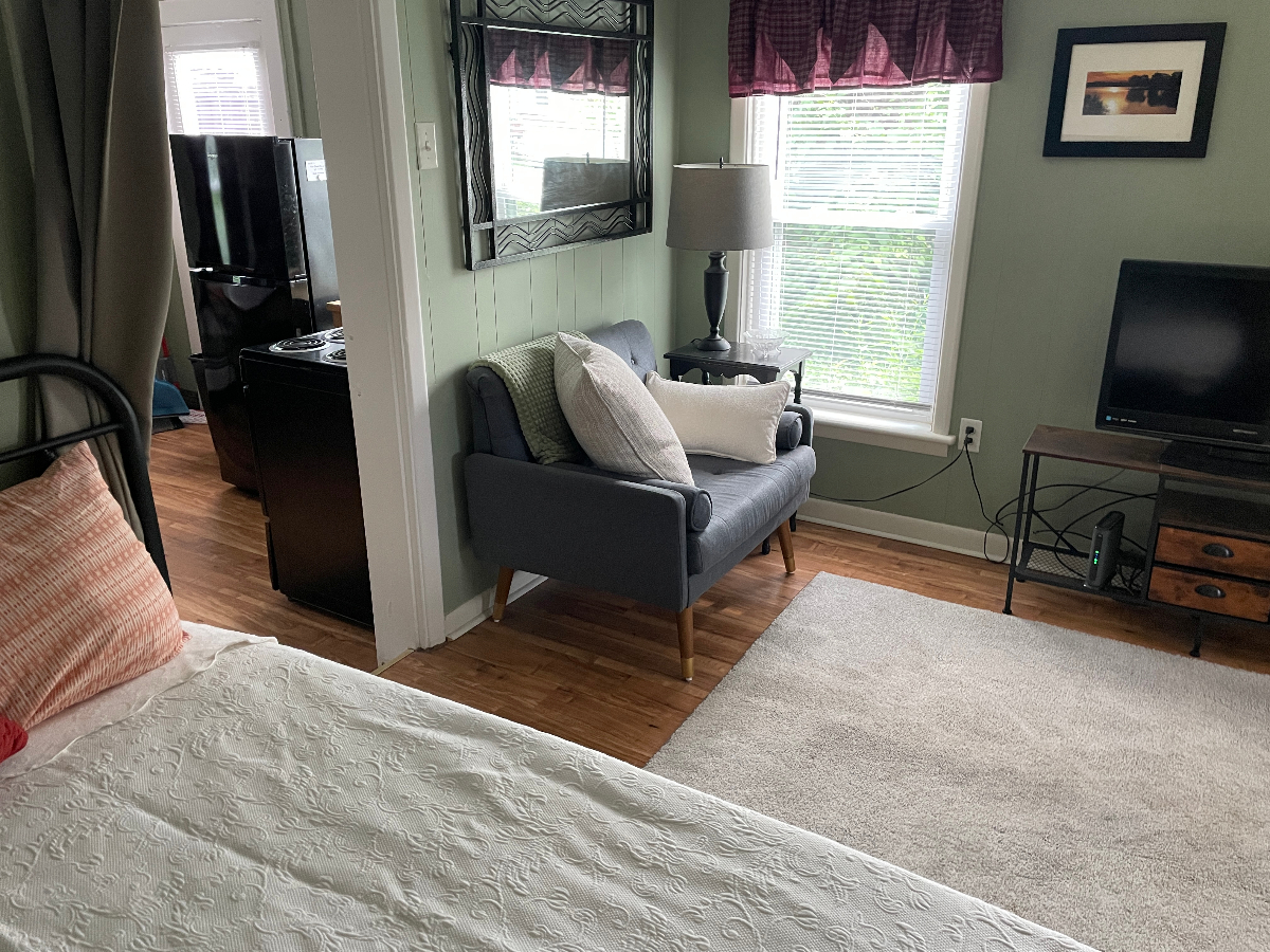 Cozy Studio in Walkable Neighborhood Near Downtown - Photo 10