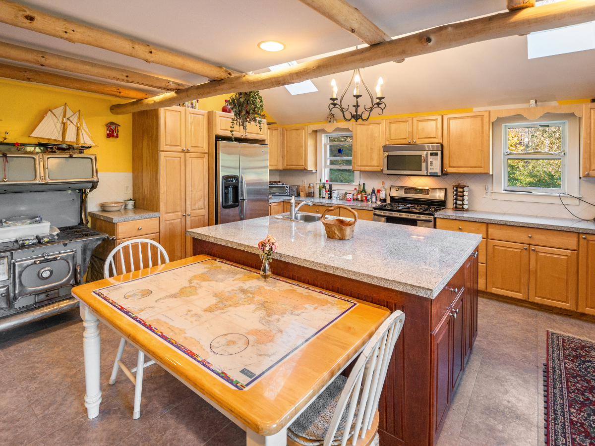 4 Bedroom House with Pond on 50 acres in Castleton - Photo 9
