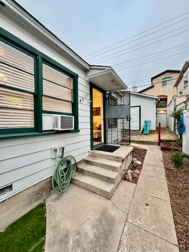 2 Cute craftsman cottages available in San Diego. - Photo 2