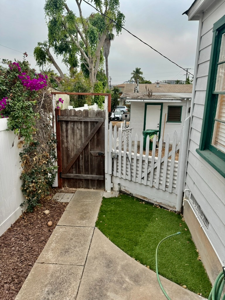 2 Cute craftsman cottages available in San Diego. - Photo 3