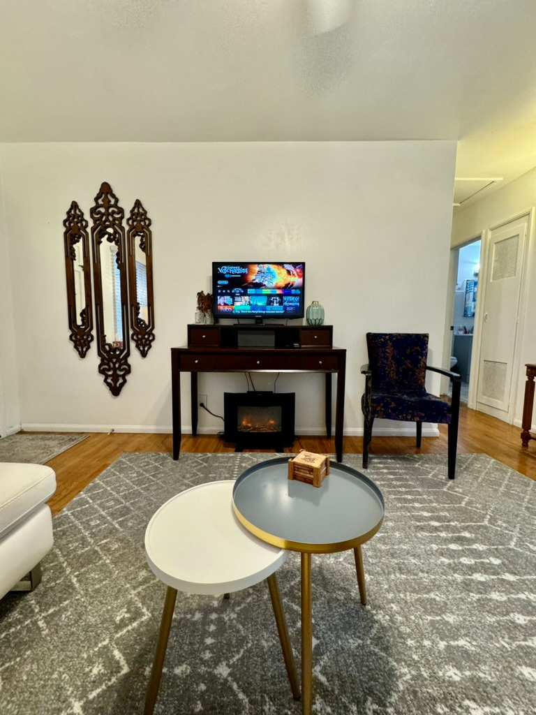 2 Cute craftsman cottages available in San Diego. - Photo 5