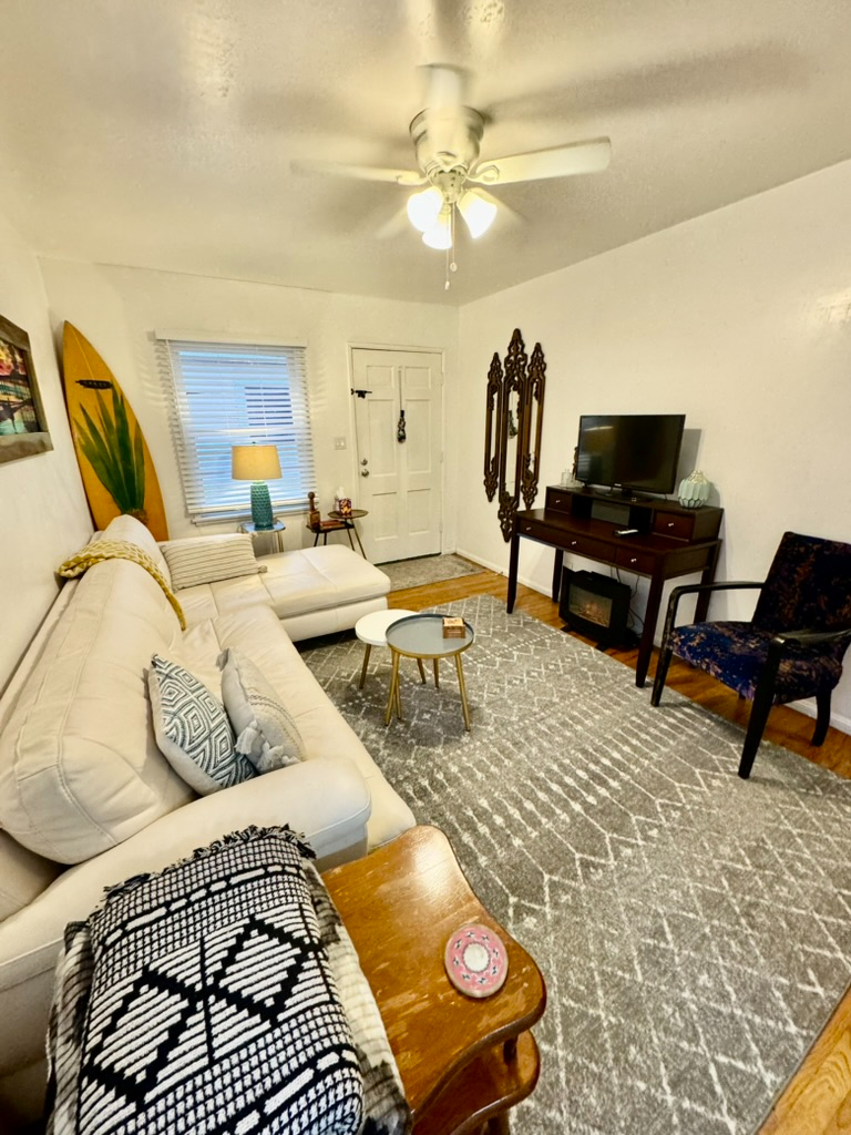 2 Cute craftsman cottages available in San Diego. - Photo 1