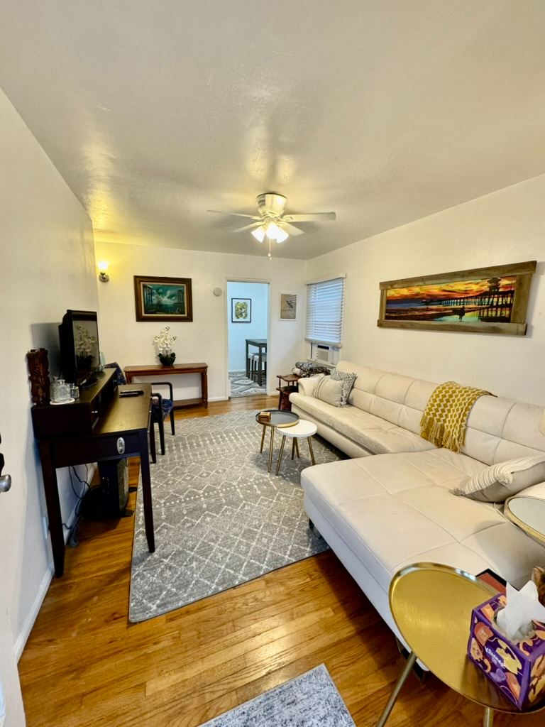 2 Cute craftsman cottages available in San Diego. - Photo 4