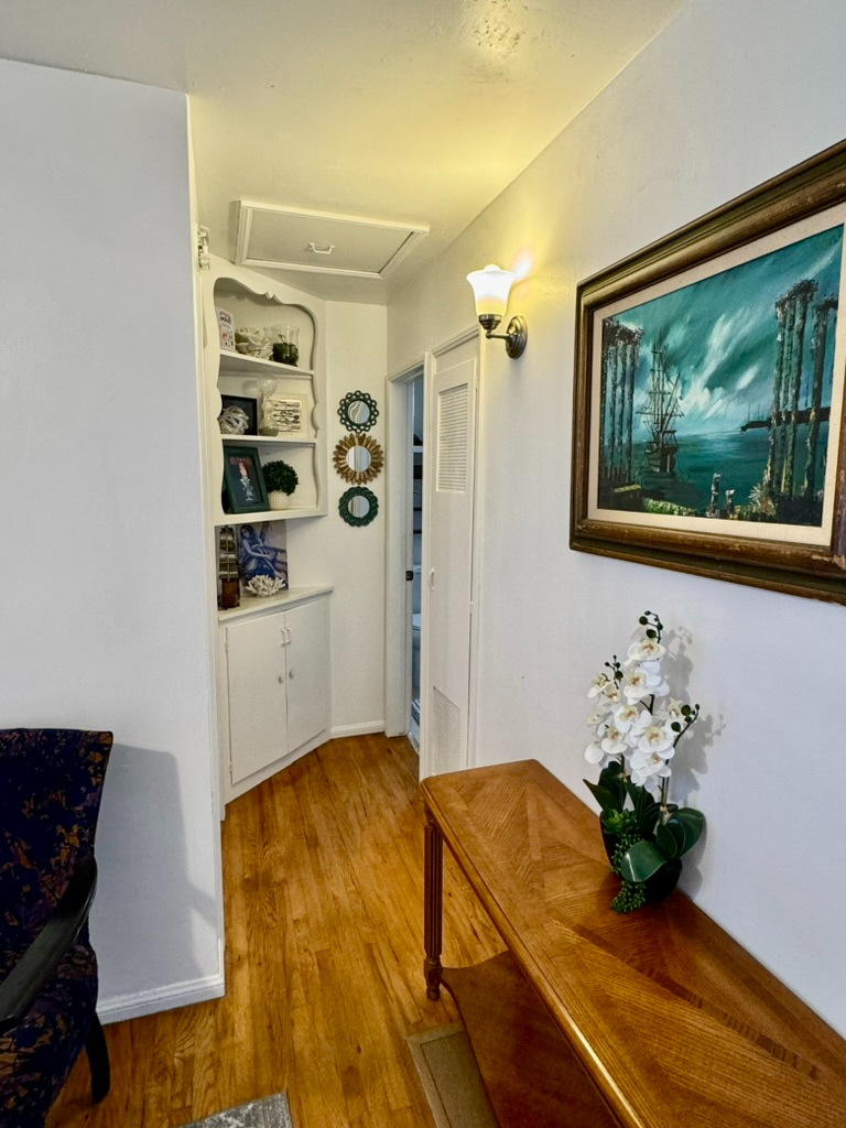 2 Cute craftsman cottages available in San Diego. - Photo 6