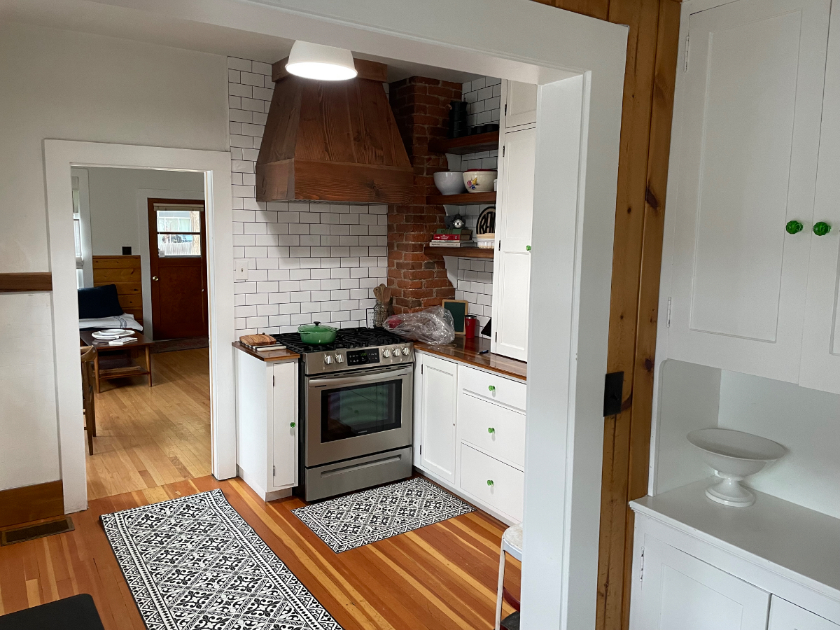 Downtown Cottage - Photo 2