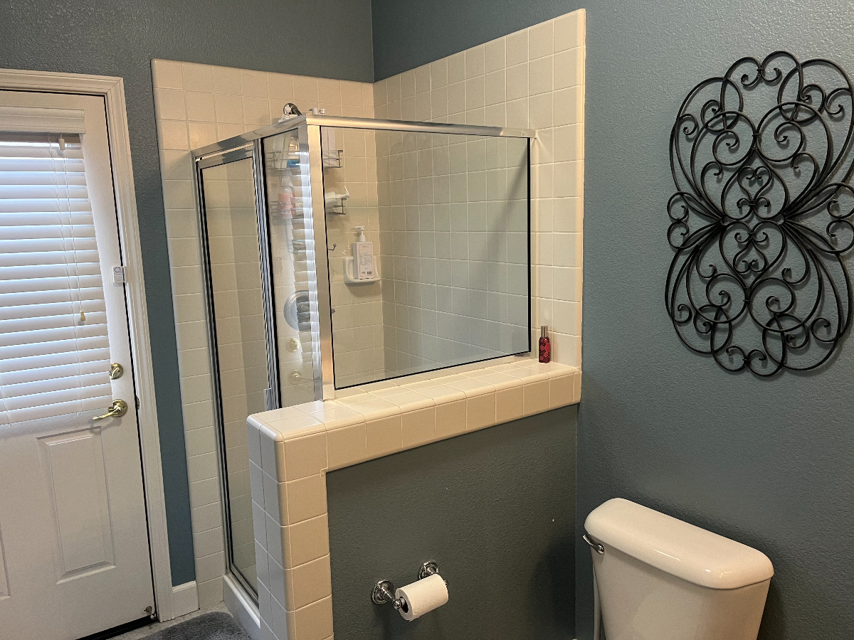 Large clean private room w/private bathroom, includes utilities in West Sacramento. - Photo 3