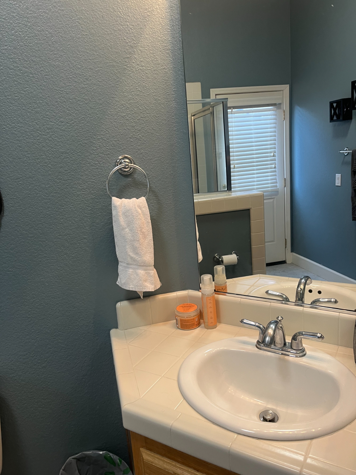 Large clean private room w/private bathroom, includes utilities in West Sacramento. - Photo 4