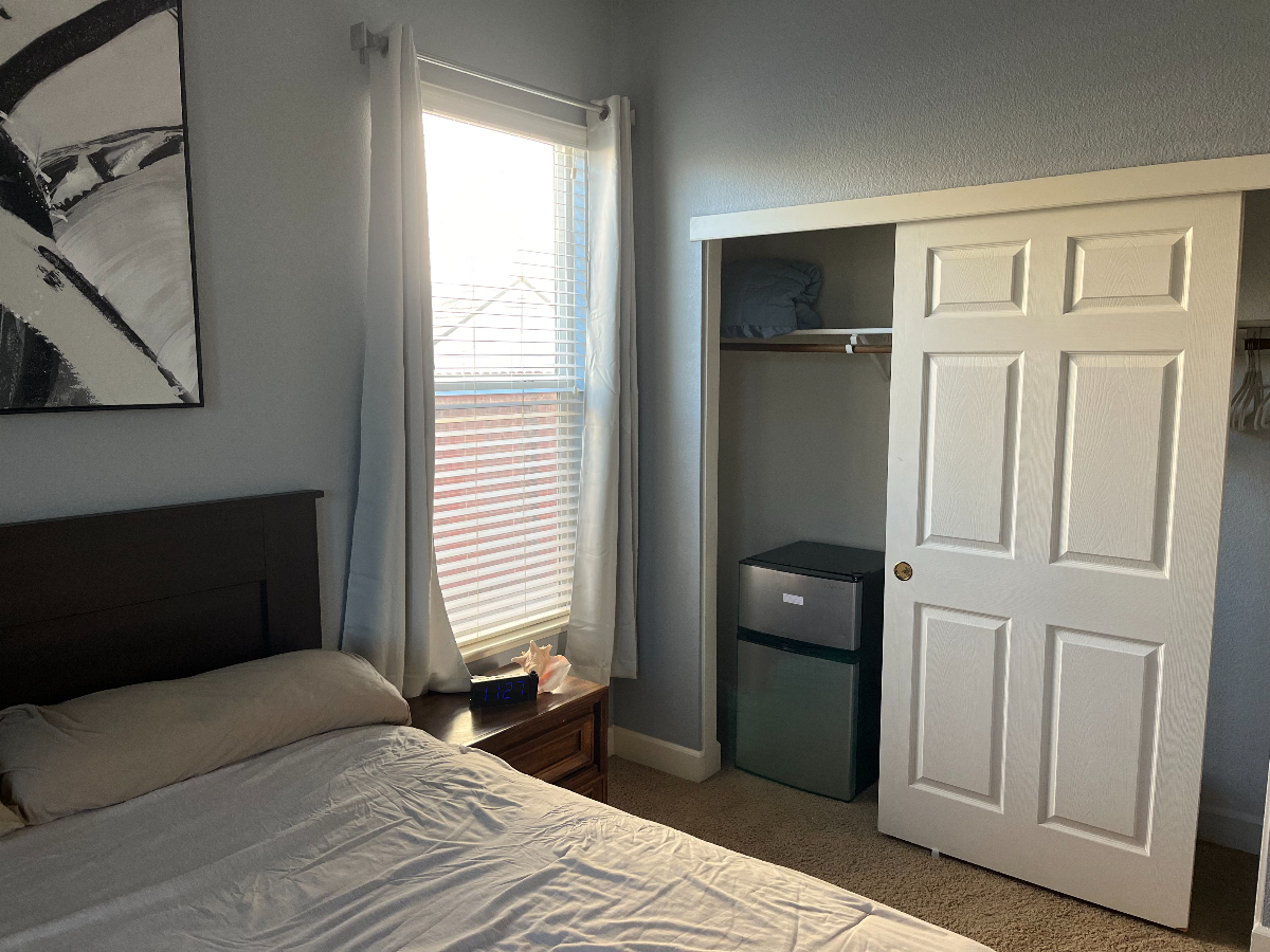 Large clean private room w/private bathroom, includes utilities in West Sacramento. - Photo 2