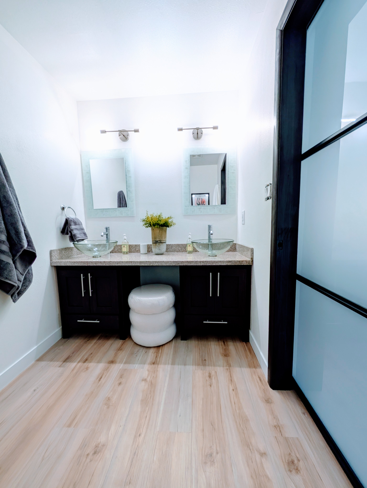 TWO ENSUITE -SPACIOUS MODERN 2 bd/2.5 bth Brownsville Best Location - Photo 6