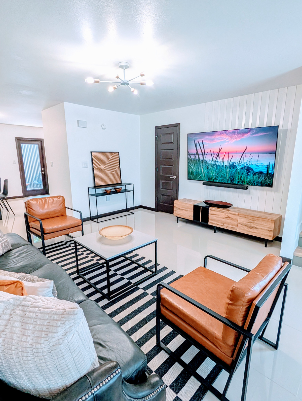 TWO ENSUITE -SPACIOUS MODERN 2 bd/2.5 bth Brownsville Best Location - Photo 1