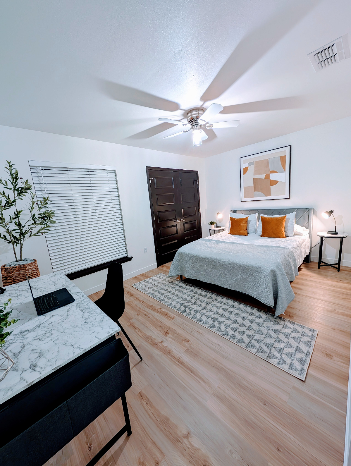 TWO ENSUITE -SPACIOUS MODERN 2 bd/2.5 bth Brownsville Best Location - Photo 4